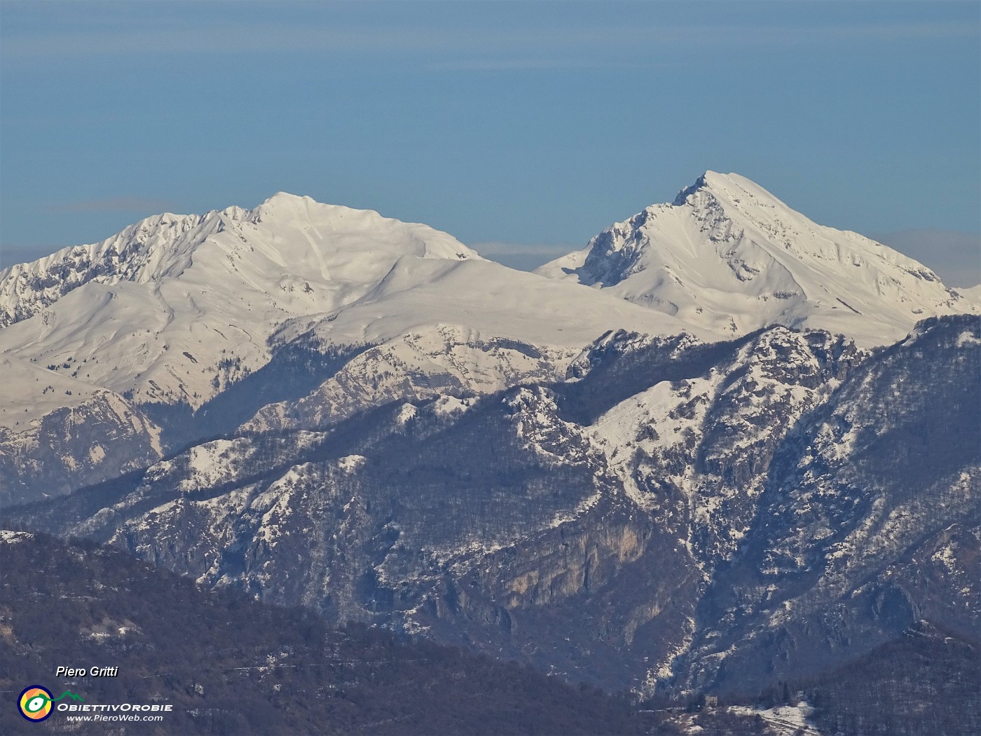 57 Maxi zoom verso Cima Menna (2300 m) a sx e Pizzo Arera (2512 m) a dx.JPG